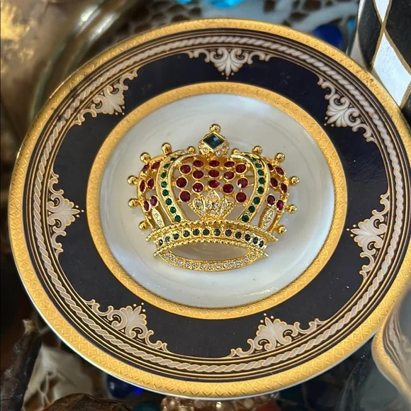 Vintage KJL Kenneth J Lane Crown Brooch - Picture 2 of 7